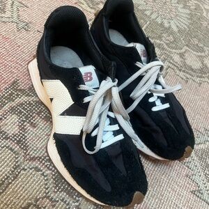 New Balance 327 Classics Black and White Athletic Shoes Size 6.5